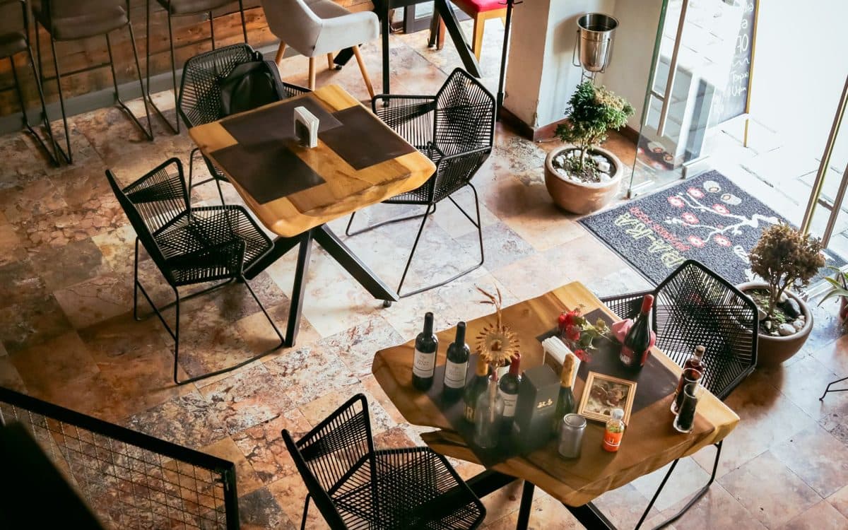 Plancher de vinyle commercial dans une boutique lumineuse d'une rue commerciale de Montréal