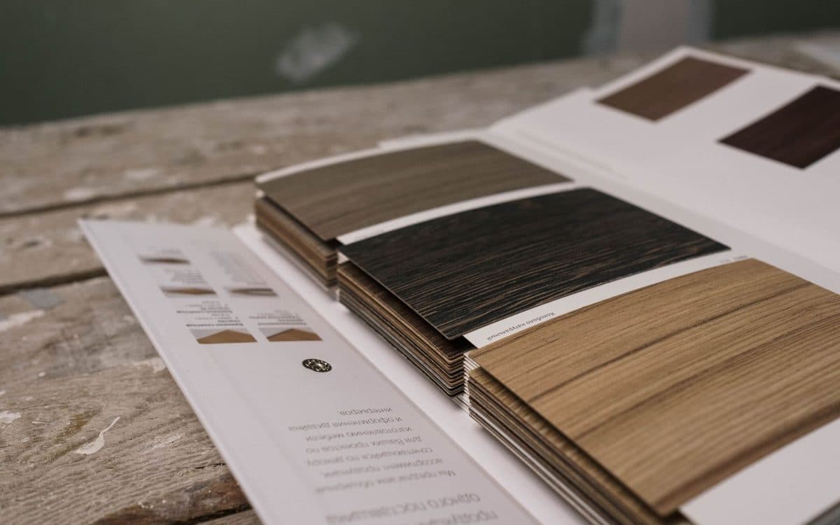 Salon d'un plex montréalais avec plancher de bois franc clair et lumière naturelle